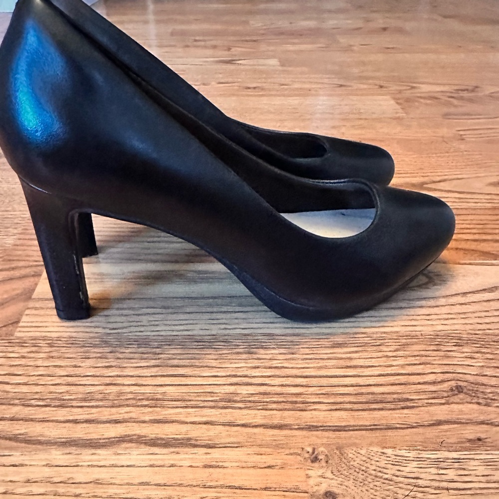 Clarks Black Leather Classic Pump Heels